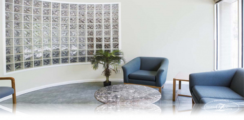 Перегородка из стеклоблоков в гостинной с лоджией